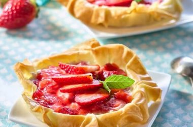 Recipe strawberry pie with pastry filo sheets